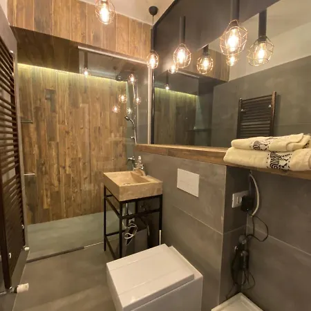 Апартаменти Deluxe Apartment In New Bulding With Private Parking Брашов