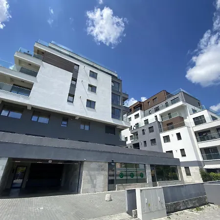 Deluxe Apartment In New Bulding With Private Parking Апартаменти