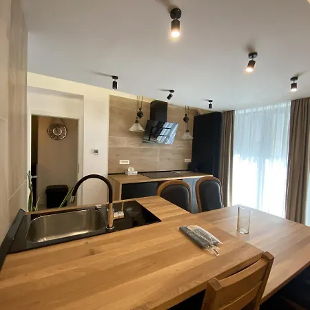 Deluxe Apartment In New Bulding With Private Parking Апартаменти